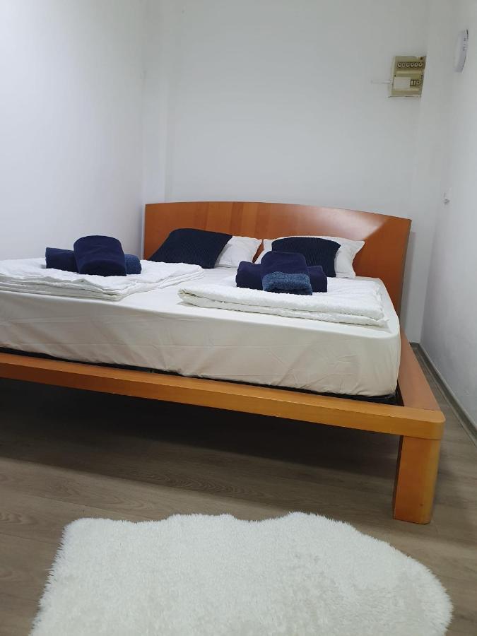 Center Budget Apartment *